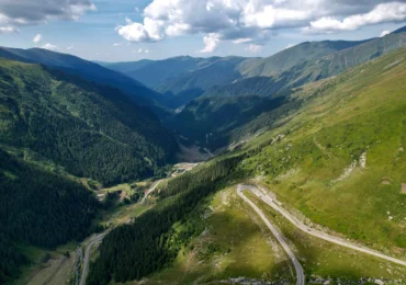România are două dintre cele mai spectaculoase șosele din Europa. Ambele au intrat în Top 10