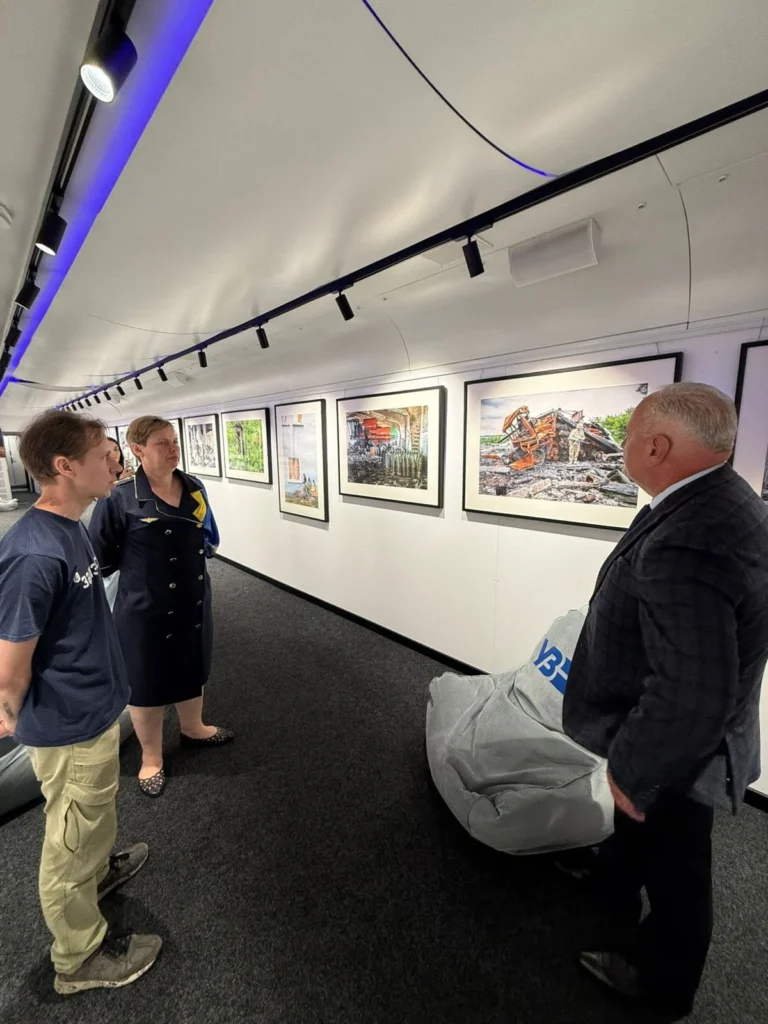 Un tren din Ucraina, transformat într-o galerie de artă, va ajunge în România. Cum arată expoziția pe șine (Foto)