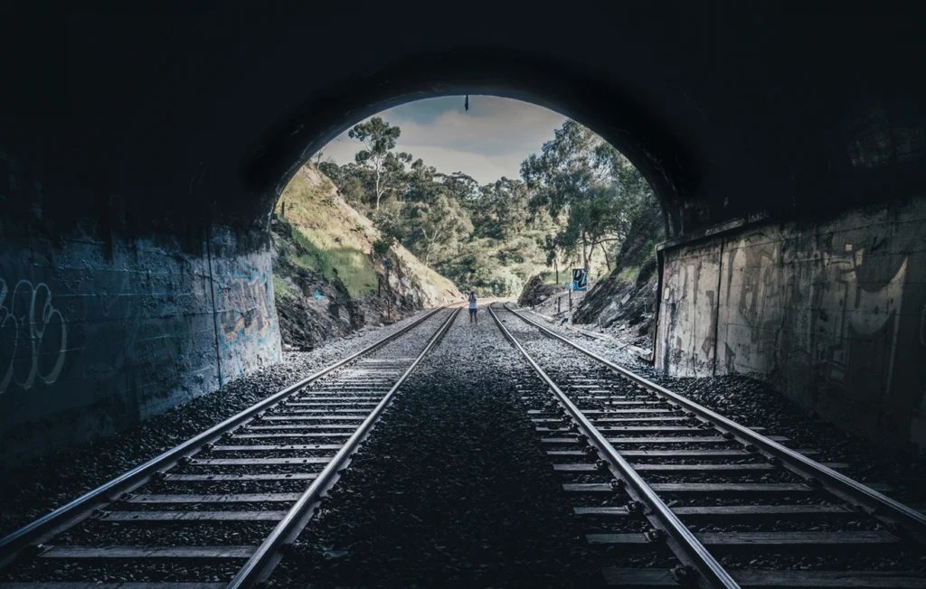 Încă un incident grav de siguranță feroviară în România: Instalații electrice improvizate, găsite într-un tunel. Circulația trenurilor a fost oprită