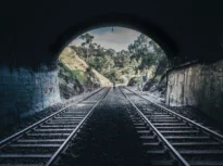 Încă un incident grav de siguranță feroviară în România: Instalații electrice improvizate, găsite într-un tunel. Circulația trenurilor a fost oprită