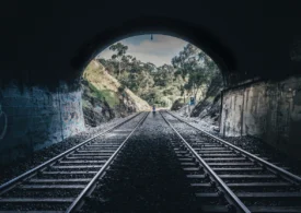 Încă un incident grav de siguranță feroviară în România: Instalații electrice improvizate, găsite într-un tunel. Circulația trenurilor a fost oprită