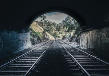 Încă un incident grav de siguranță feroviară în România: Instalații electrice improvizate, găsite într-un tunel. Circulația trenurilor a fost oprită