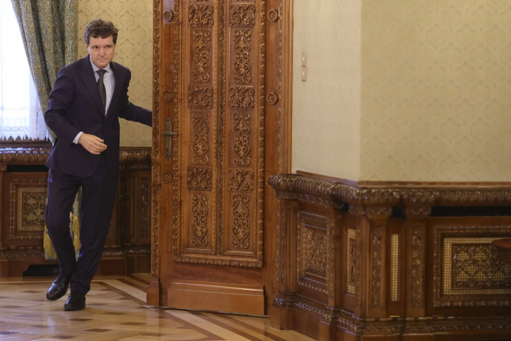 Consultările s-au terminat. Nicușor Dan iese la ora 17. Filmul zilei: PSD crede că i se cuvine guvernarea, AUR nu votează fără funcții. Fritz propune două guverne, cu același premier