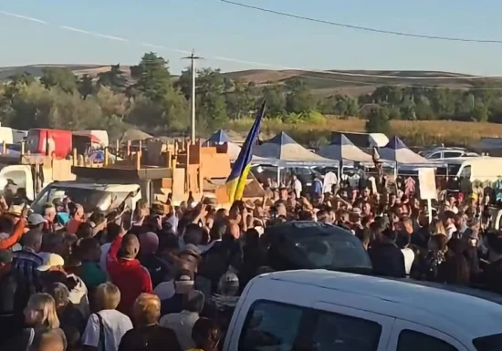Turneul lui Călin Georgescu prin țară s-a împiedicat la Vaslui: o fabrică l-a refuzat, Biserica i-a pus restricții