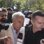 Călin Georgescu, dus la DIICOT într-un dosar de înșelăciune de 1,1 milioane de euro. Anchetatorii i-au găsit un aparat de bruiaj în mașină. Mascații au scos genți pline de documente din vilă (Video)