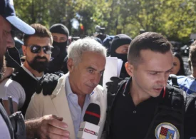 Călin Georgescu, dus la DIICOT într-un dosar de înșelăciune de 1,1 milioane de euro. Anchetatorii i-au găsit un aparat de bruiaj în mașină. Mascații au scos genți pline de documente din vilă (Video)