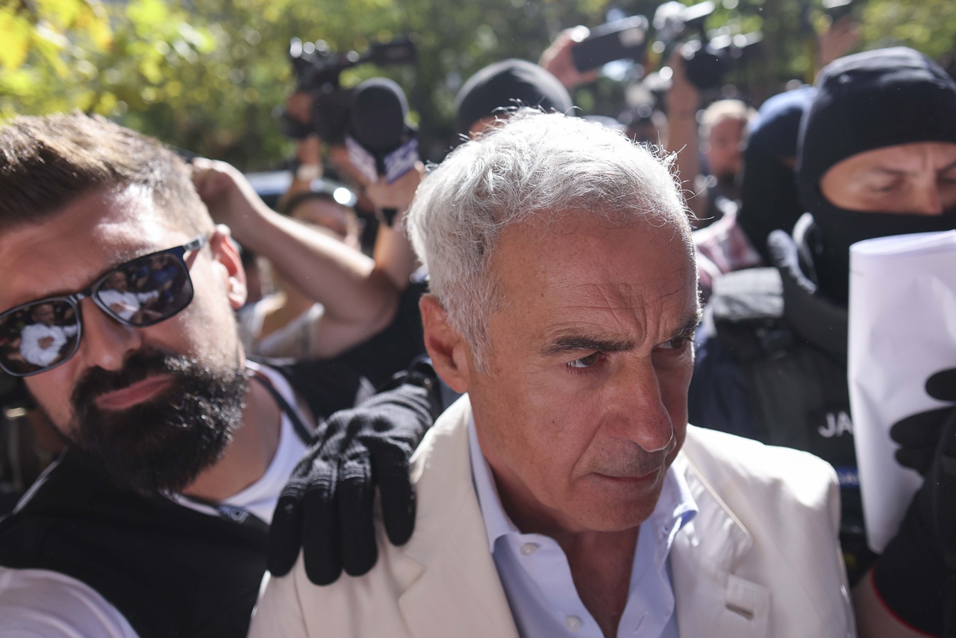 Imagine asociată subiectului: Tribunalul București a respins arestarea preventivă a lui Călin Georgescu, apoi Curtea de Apel a dispus arest