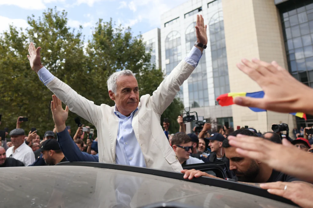 Călin Georgescu a scăpat de arest. A plecat triumfător de la tribunal, printre fanii dezlănțuiți de fericire: „Poporul e cu tine!” (Foto&Video)