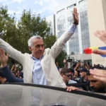 Călin Georgescu a scăpat de arest. A plecat triumfător de la tribunal, printre fanii dezlănțuiți de fericire: „Poporul e cu tine!” (Foto&Video)