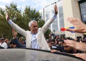 Călin Georgescu a scăpat de arest. A plecat triumfător de la tribunal, printre fanii dezlănțuiți de fericire: „Poporul e cu tine!” (Foto&Video)