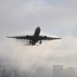 Fum în cabina unui avion cu 296 de oameni la bord. Aterizare de urgență, patru persoane duse la spital