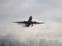 Fum în cabina unui avion cu 296 de oameni la bord. Aterizare de urgență, patru persoane duse la spital