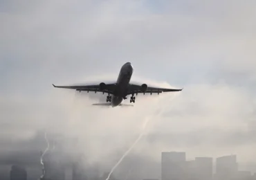 Fum în cabina unui avion cu 296 de oameni la bord. Aterizare de urgență, patru persoane duse la spital