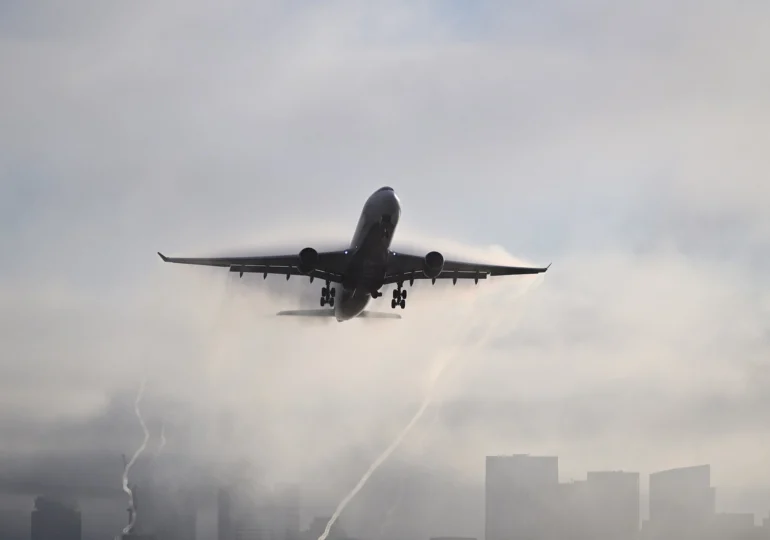 Fum în cabina unui avion cu 296 de oameni la bord. Aterizare de urgență, patru persoane duse la spital