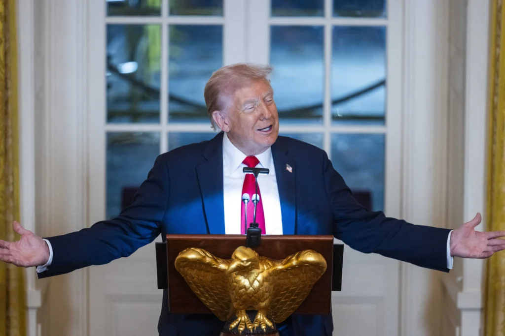 Trump le promite americanilor câte 5.000 de dolari dacă republicanii câștigă alegerile. Vance spune că bogații ar putea fi excluși