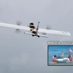 Turiști, aflați pe litoralul Mării Negre, și-au pus viața în pericol, scoțând din valuri bucăți de drone militare