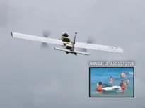Turiști, aflați pe litoralul Mării Negre, și-au pus viața în pericol, scoțând din valuri bucăți de drone militare
