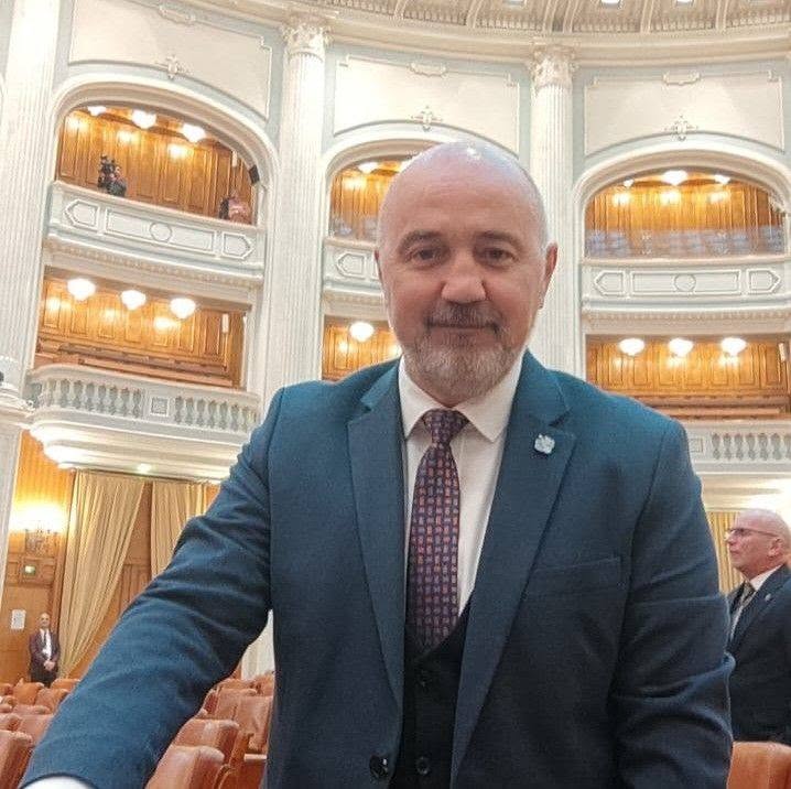 Un senator USR și-a anunțat demisia din partid: Plec pentru că nu vreau să devin spectatorul propriei mele tăceri. Mai pot să-mi păstrez integritatea dacă rămân?