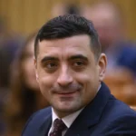 AUR a ajuns cel mai mare partid din țară, iar posibilitatea de a guverna  mai devreme sau mai târziu e foarte mare. În imagine, George Simion, liderul formațiunii extremiste