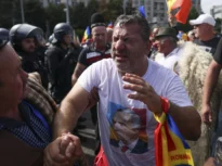 Un susținător al lui Călin Georgescu, infiltrat printre fermieri, a primit un jet de spray lacrimogen de la jandarmi în timpul violențelor din Piața Victoriei