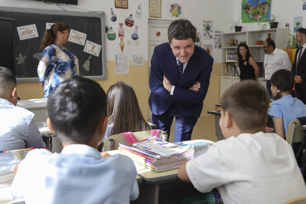 Nicușor Dan școală Curcani Călărași