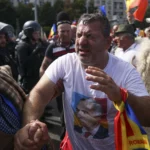 Fanii lui Călin Georgescu au blocat mașinile și tramvaiele din centrul Capitalei. Protestul zilei, în imagini (Foto & Video)