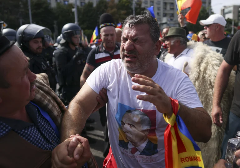 Fanii lui Călin Georgescu au blocat mașinile și tramvaiele din centrul Capitalei. Protestul zilei, în imagini (Foto & Video)