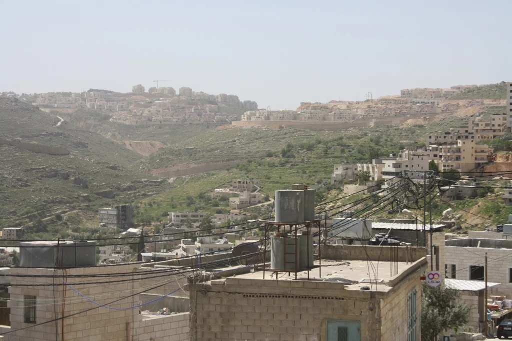 Marea Britanie interzice produsele din coloniile israeliene și acuză „epurarea etnică”. Franța și Canada îi urmează exemplul, Israelul ripostează
