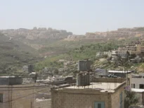 Marea Britanie interzice produsele din coloniile israeliene și acuză „epurarea etnică”. Franța și Canada îi urmează exemplul, Israelul ripostează