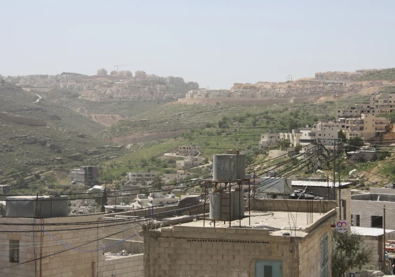 Marea Britanie interzice produsele din coloniile israeliene și acuză „epurarea etnică”. Franța și Canada îi urmează exemplul, Israelul ripostează