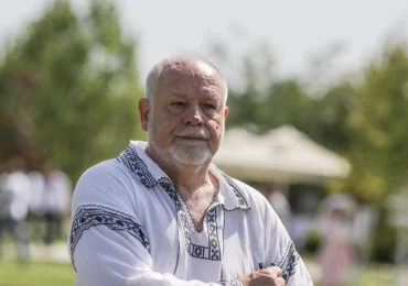 Ce a urmărit autorul proiectului de lege pentru sărutarea obligatorie a drapelului: "Nu înțeleg de ce s-a readus tocmai acum în discuție"