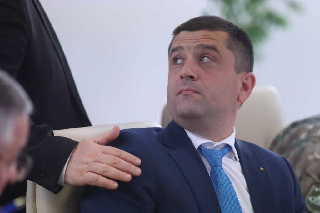 Ironii între miniștrii propuși de Mureșan. Abrudean l-a luat peste picior pe Miruță, care a mers cu trei generali la audieri. PSD cere explicații