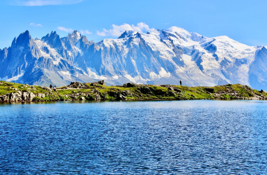 Mont Blanc devine tot mai periculos sub efectul căldurii. Ghețarii se retrag, iar bucăți uriașe de stâncă se desprind din munte
