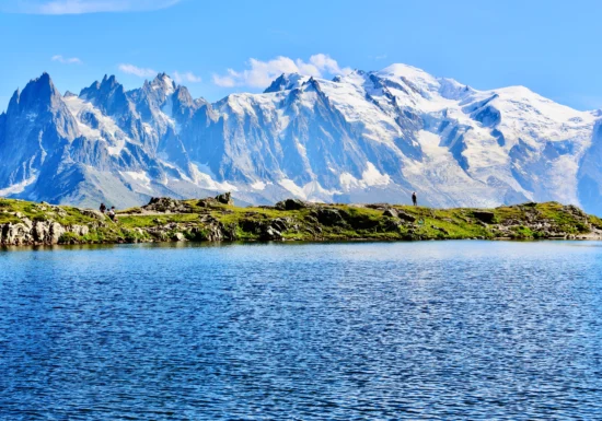 Mont Blanc devine tot mai periculos sub efectul căldurii. Ghețarii se retrag, iar bucăți uriașe de stâncă se desprind din munte
