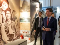 Nicușor Dan a ajuns într-un moment pe care-l detestă, acela în care e nevoit să-și asume riscuri. În imagine, la o expoziție România-SUA din luna iulie, contemplând o fotografie