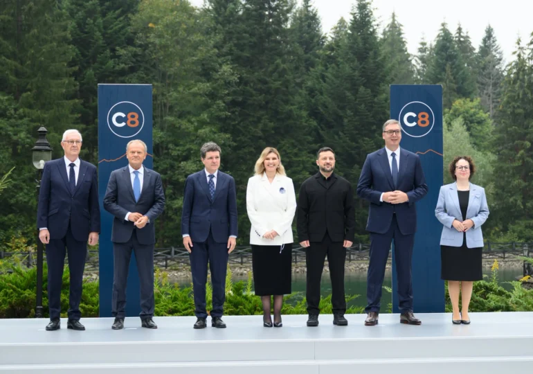România intră în „Carpathian 8”, noul format regional lansat de Zelenski. Acorduri de un miliard de euro, pregătite la primul summit