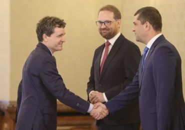 Fritz propune două guverne minoritare succesive, sub conducerea aceluiași premier tehnocrat
