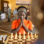 Nu știa nici măcar să citească, dar știa să joace șah. Povestea fetei din Uganda care și-a schimbat viața pe tabla cu 64 de pătrate