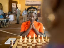 Nu știa nici măcar să citească, dar știa să joace șah. Povestea fetei din Uganda care și-a schimbat viața pe tabla cu 64 de pătrate
