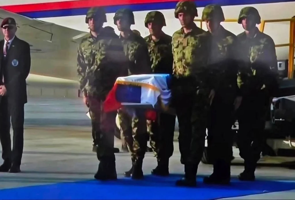 Trupul neînsuflețit al lui Ratko Mladic, „măcelarul din Bosnia”, primit cu onoruri militare la Belgrad (Video)