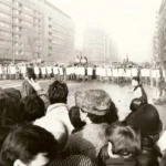 21 decembrie 1989, București. Revoluționarii care cer plecarea de la putere a lui Nicolae Ceaușescu au în față scutierii securității, forța represivă a regimului dictatorial