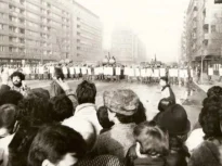 22 decembrie 1989, București. Revoluționarii care cer plecarea de la putere a lui Nicolae Ceaușescu au în față scutierii securității, forța represivă a regimului dictatorial