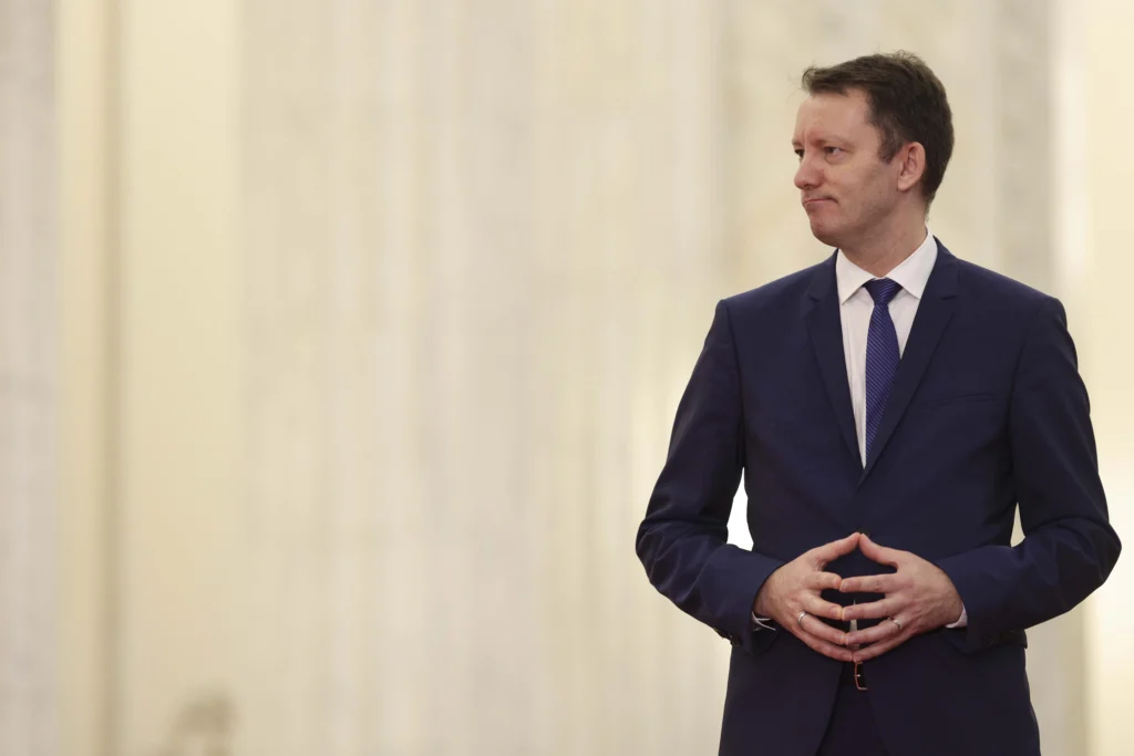 Audierile miniștrilor propuși s-au încheiat la egalitate: 8 avize pozitive, 8 negative. Miercuri, testul decisiv pentru Guvernul Mureșan