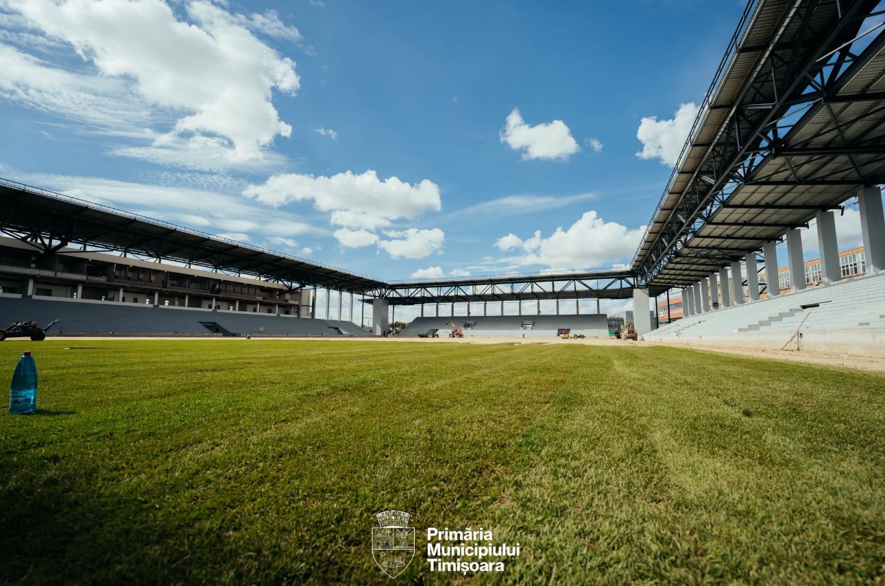 Imagine asociată subiectului: La Timișoara a început montarea gazonului pe stadionul „Eroii Timișoarei”