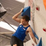 Urcă pe pereți cu o singură mână și visează la aurul olimpic. Povestea puștiului care a descoperit întâmplător sportul