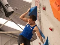 Urcă pe pereți cu o singură mână și visează la aurul olimpic. Povestea puștiului care a descoperit întâmplător sportul