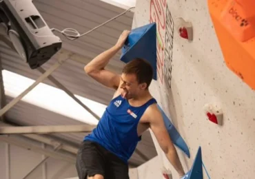 Urcă pe pereți cu o singură mână și visează la aurul olimpic. Povestea puștiului care a descoperit întâmplător sportul