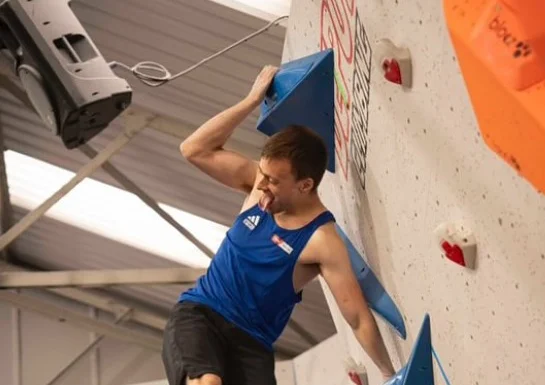 Urcă pe pereți cu o singură mână și visează la aurul olimpic. Povestea puștiului care a descoperit întâmplător sportul
