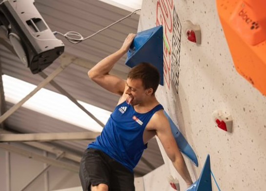 Urcă pe pereți cu o singură mână și visează la aurul olimpic. Povestea puștiului care a descoperit întâmplător sportul