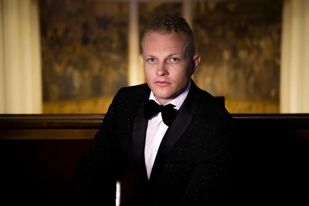 După succesul de la Satu-Mare și Baia Mare, tenorul ȘTEFAN von KORCH deschide stagiunea Filarmonicii de Stat Târgu Mureș în CARMINA BURANA pe 1 octombrie